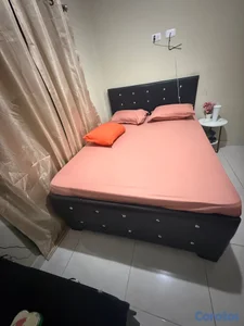 Cama Queen en venta por motivo de viaje!