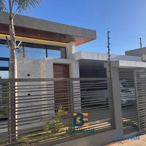 Se Vende Nueva y Moderna Casa con Piscina ubicada 