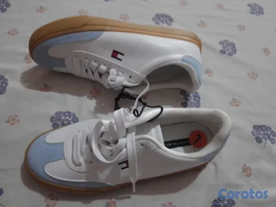 tenis azul con blanco