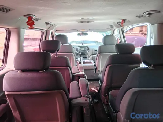 jeepetas y camionetas - Hyundai H1 2016 blanca 5