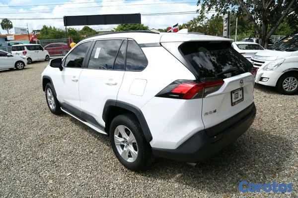 jeepetas y camionetas - Toyota rav4 2020 xle clean carfax  6