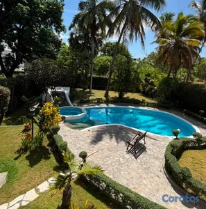 3.	Villa de 887 m² | Amplios Espacios, Piscina y Terraza