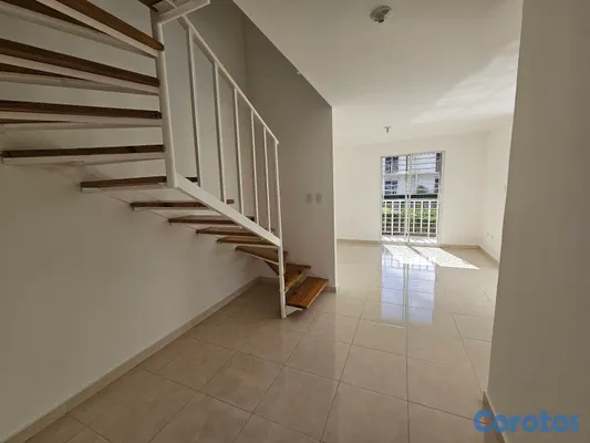 casas - Vendo cómodo casa duplex con patio de dos niveles en Colinas del viento 7