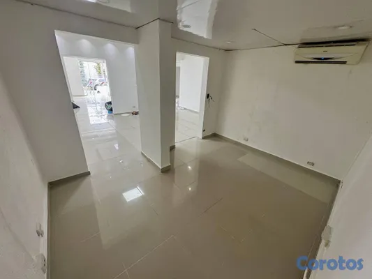 oficinas y locales comerciales - Alquilo Local  300 mts   en los prados  4