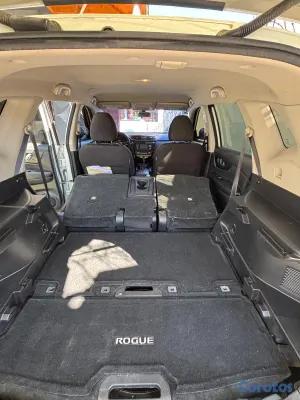 jeepetas y camionetas - Nissan Rogue SV AWD 2017 en Excelente Condición 6