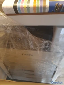 Impresora nueva sin uso tiene su plástico.