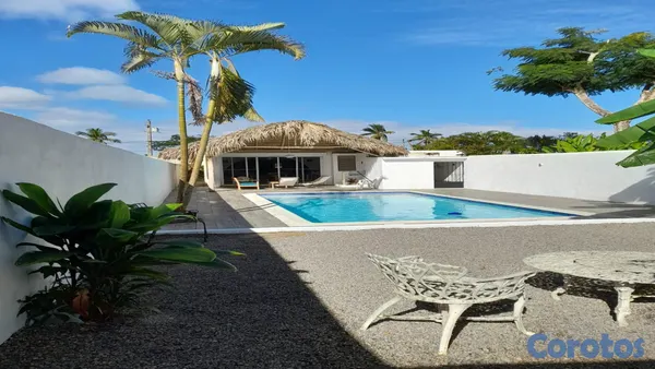casas vacacionales y villas - "Villa en Zona de Desarrollo con 8 Garajes" 2