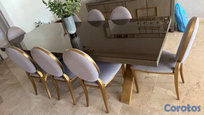 Mesa de comedor y sillas 