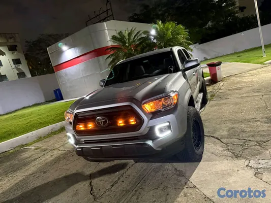 jeepetas y camionetas - Toyota Tacoma 2020 sr5 poco uso 4x4 único dueño  10