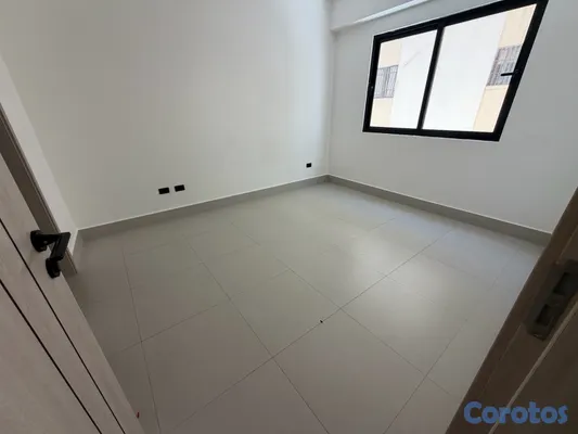 apartamentos - alquiló Evaristo Morales piso 3 dos habitaciones 2.5 baños dos parqueos balcón  17