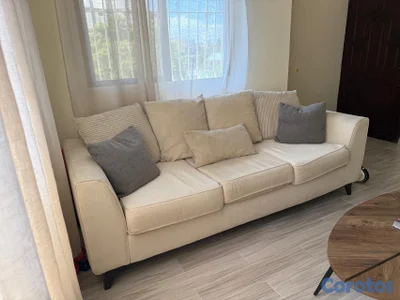 Sofá de 3 plazas color beige – moderno y cómodo