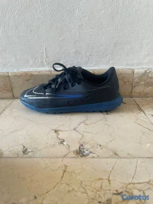 ropa y zapatos - Tenis de Futbol para niños, usado 3