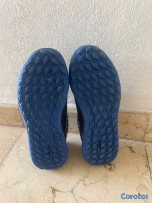 ropa y zapatos - Tenis de Futbol para niños, usado 4