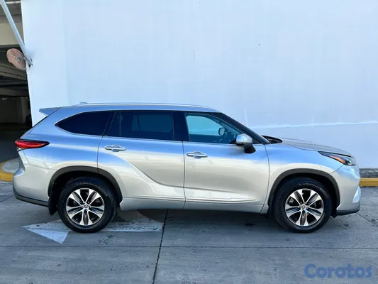 jeepetas y camionetas - Toyota highlander 2022 XLE 4x4 6