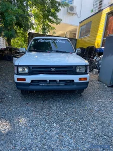 vendo camioneta Toyota hilux  pecio $395 negociable 
