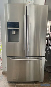 Nevera Samsung de 3 puertas con dispensador de agua