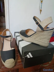 Vendo Sandalias Negro y Crema cómo Nuevas
