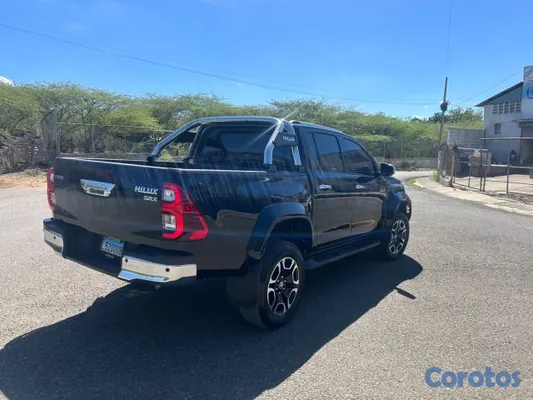 jeepetas y camionetas - Toyota Hilux SRX 2025 4