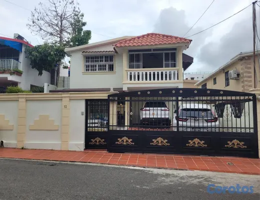 casas - Casa de 2 niveles en venta en Los Jardines 2