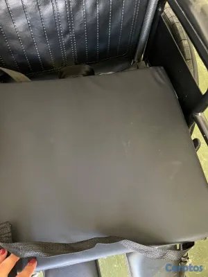 Salud y Equipamiento Médico - silla de ruedas negra, moderna  2