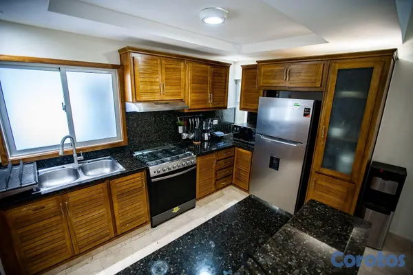 casas - Lujosa Residencia de Dos Niveles con Piscina y Jacuzzi 7