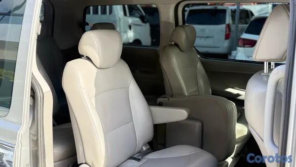 jeepetas y camionetas - 2018 Hyundai Grand Starex Diésel en oferta  9