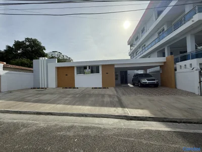 casa comercial en alquiler próx al momineto, ideal clínicas , salón . colegios