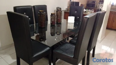 Vendo juego de comedor con seis sillas con tope de Cristal color negro. 