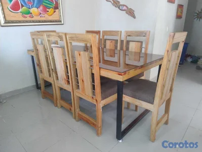 COMEDOR DE 8 SILLAS EN PINO TRATADO CON BASE DE HI