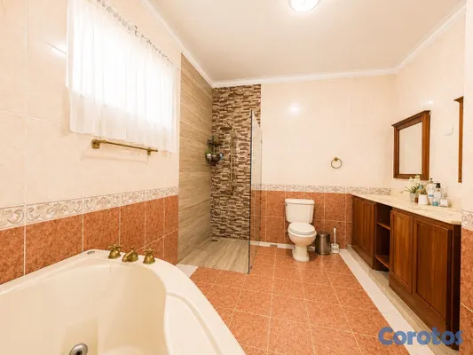 casas - casa de 5 habitaciones con patio y piscina en venta en Altos de Arroyo Hondo III 11