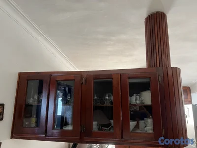 vitrina/gabinete aéreo de caoba con puertas de cristal, como nuevo 
