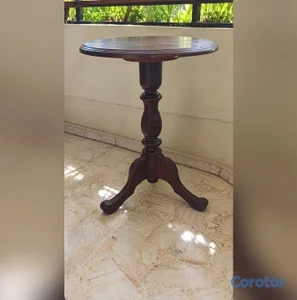 MESA AUXILIAR REDONDA DE CAOBA TALLADA